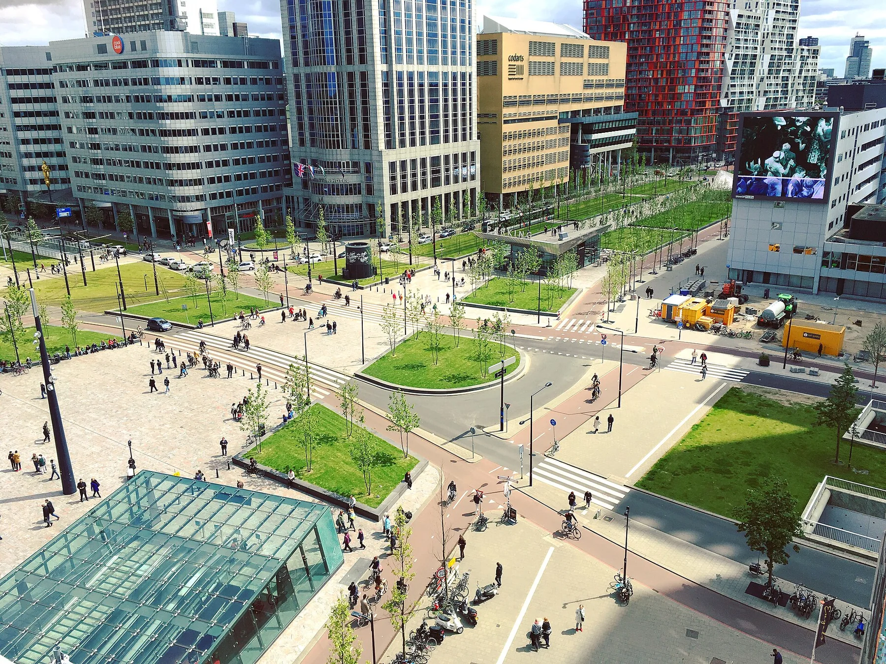 Kruisplein, fietsers en moderne hoogbouw in Rotterdam
